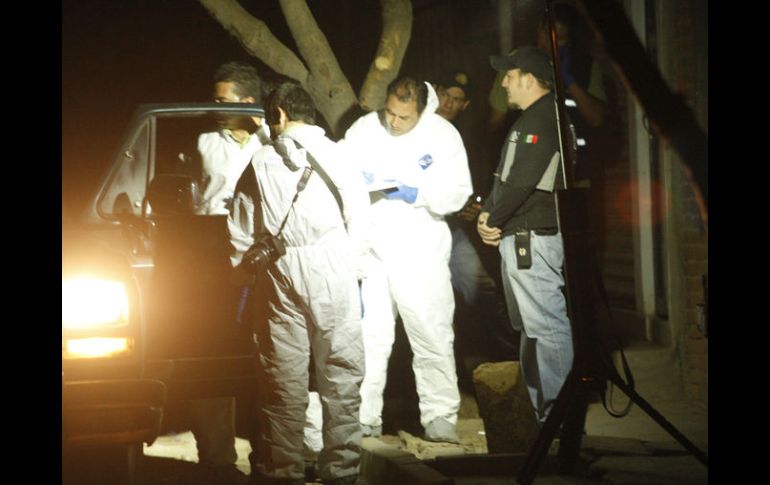 Personal del Instituto Jalisciense de Ciencias Forenses, encontraron ocho casquillos del calibre .380.  /