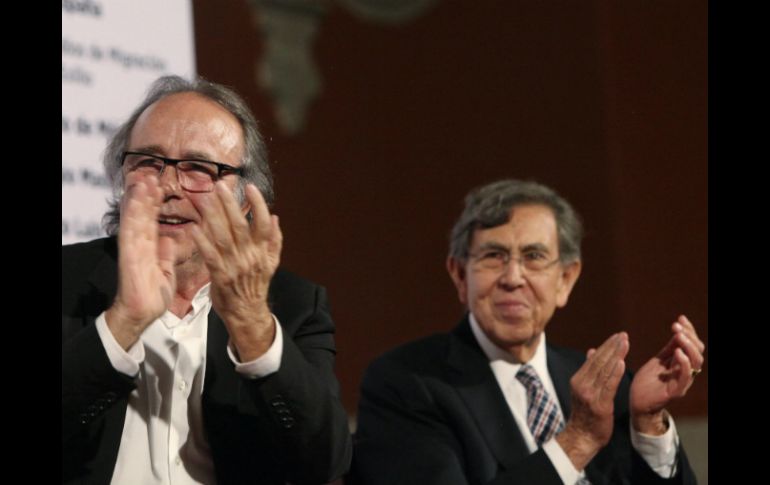 Joan Manuel Serrat (i) y el coordinador de asuntos internacionales del Gobierno de la Ciudad de México, Cuauhtémoc Cárdenas (d). EFE /