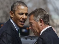 John Boehner (derecha), líder de la Cámara de Representantes, alerta que los ajustes al sistema migratorio le corresponden al Congreso. AP /