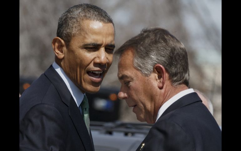 John Boehner (derecha), líder de la Cámara de Representantes, alerta que los ajustes al sistema migratorio le corresponden al Congreso. AP /