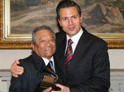 El presidente Enrique Peña Nieto felicitó a Manzanero por su reciente galardón. NTX /