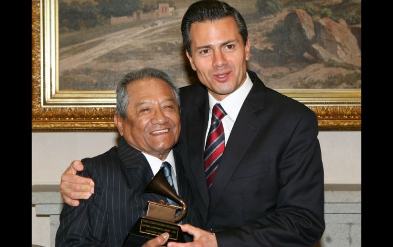 El presidente Enrique Peña Nieto felicitó a Manzanero por su reciente galardón. NTX /