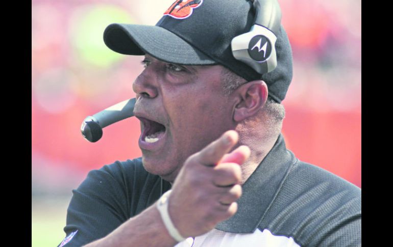 Por una victoria en enero. Marvin Lewis tiene marca de 0-5 en Playoffs. AP /