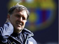 El entrenador del Barcelona, Gerardo ''Tata'' Martino, durante el entrenamiento del equipo de cara al partido contra el Osasuna. EFE /