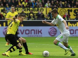 Max Kruse, del Moenchengladbach, en vía de anotar un gol al Dortmund. AP /