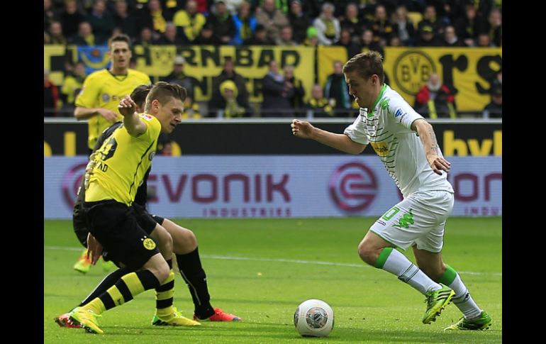 Max Kruse, del Moenchengladbach, en vía de anotar un gol al Dortmund. AP /