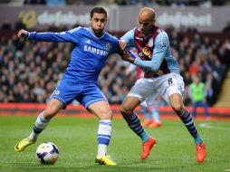 Karim El Ahmadi del Aston Villa (d), retiene a Eden Hazard (i) del Chelsea durante el partido de la liga inglesa. AP  /