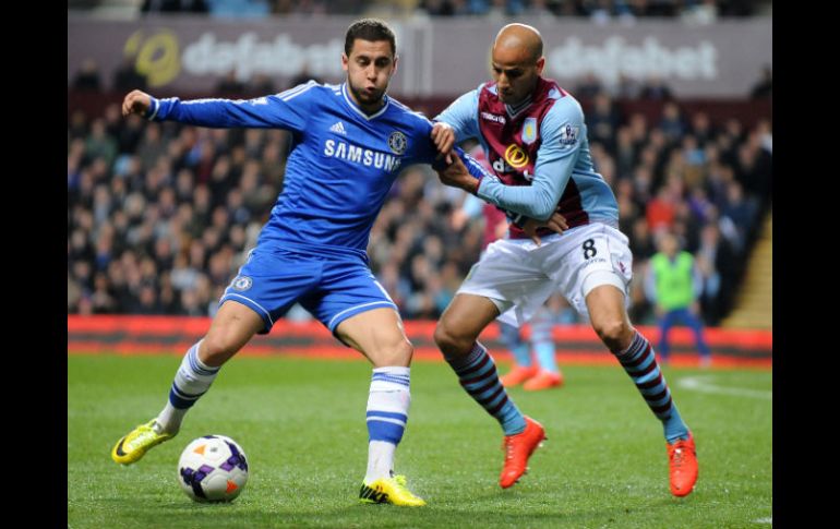 Karim El Ahmadi del Aston Villa (d), retiene a Eden Hazard (i) del Chelsea durante el partido de la liga inglesa. AP  /