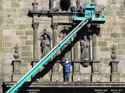 Trabajadores instalan luminarias en el frente de la Catedral tapatía. Este proyecto forma parte del programa Luz y Vida del Centro.  /