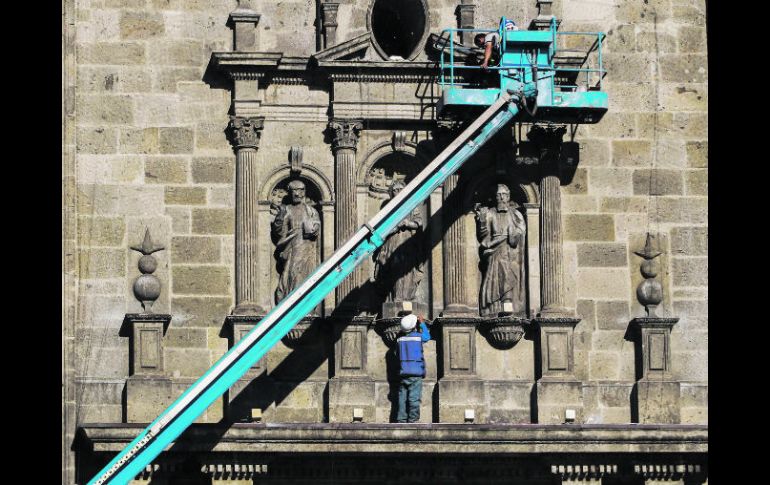 Trabajadores instalan luminarias en el frente de la Catedral tapatía. Este proyecto forma parte del programa Luz y Vida del Centro.  /