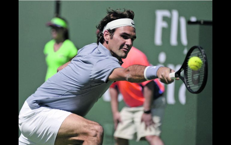 Roger Federer está viviendo un gran comienzo de temporada, tras vencer en Dubái y alcanzar las semifinales en el Abierto de Australia. AP /