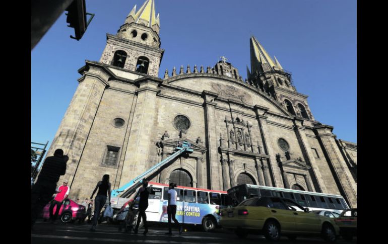 Con la instalación de luminarias en sitios estratégicos, la Catedral tapatía tendrá un nuevo rostro por las noches.  /