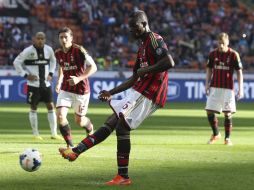 Mario Balotelli del Milán marca un penalti durante el partido contra el Parma. AP /