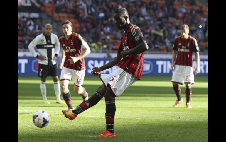 Mario Balotelli del Milán marca un penalti durante el partido contra el Parma. AP /