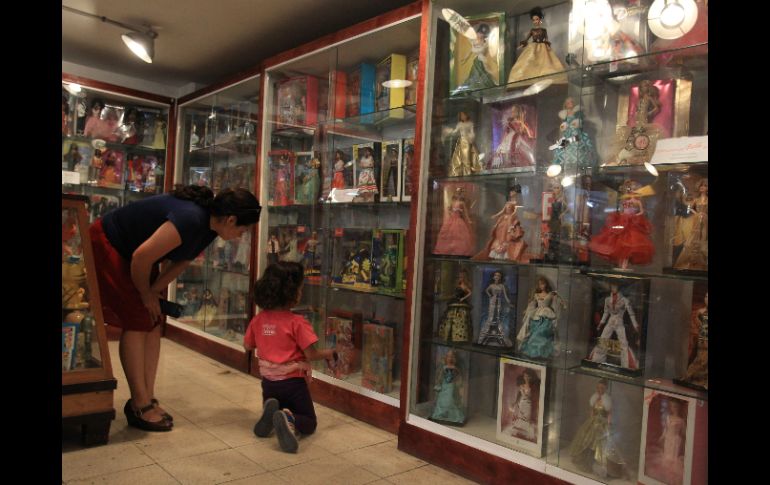 Entre los juguetes del museo hay luchadores, muñecas Barbie, aviones y trenes a escala y juegos de mesa. EFE /