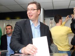 El viceprimer ministro Aleksandar Vucic, al emitir su voto. EFE /