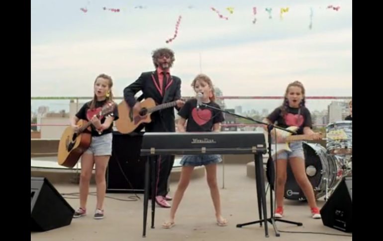 La hija del cantante aparece en un ensayo de la banda que se autonombra 'Fita Páez'. Tomada de: @FitoPaez ESPECIAL /