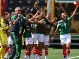 La selección femenil celebra su triunfo.  Foto tomada de FIFA. ESPECIAL /