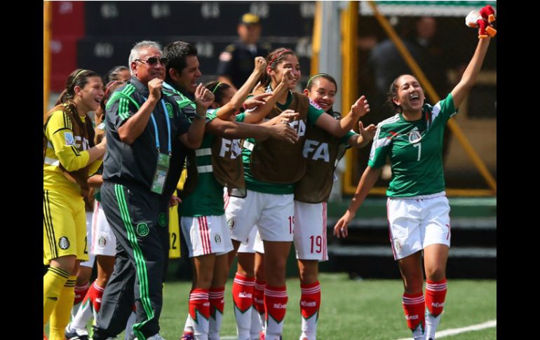 La selección femenil celebra su triunfo.  Foto tomada de FIFA. ESPECIAL /