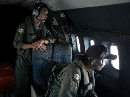 Miembros de la Fuerza Aérea Malaya continúan con las labores de búsqueda del aeroplano. AFP /