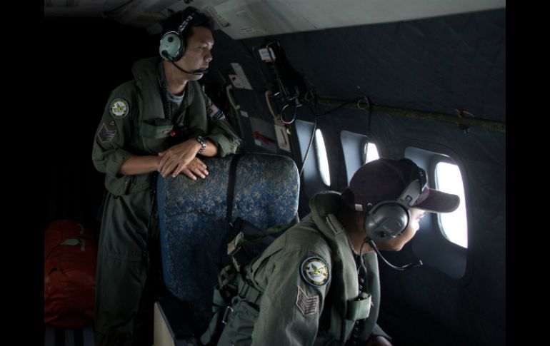 Miembros de la Fuerza Aérea Malaya continúan con las labores de búsqueda del aeroplano. AFP /