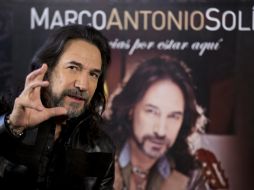 El compositor recibe disco de Platino por altas ventas en Argentina del álbum 'Gracias por estar aquí'. ARCHIVO /