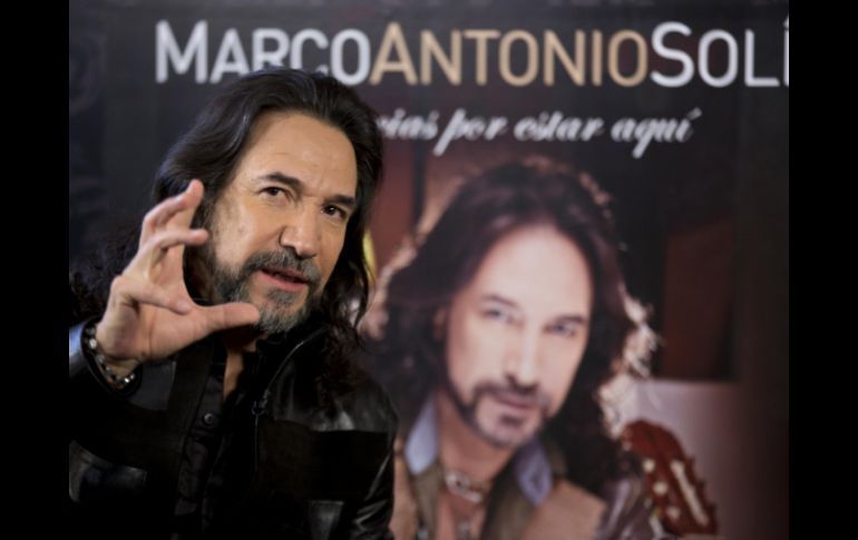 El compositor recibe disco de Platino por altas ventas en Argentina del álbum 'Gracias por estar aquí'. ARCHIVO /