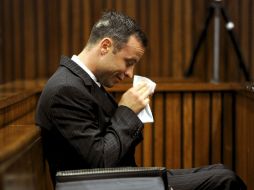 Óscar Pistorius lloró en el juicio de hoy, que fue retrasado una hora para conseguir más evidencia. EFE /