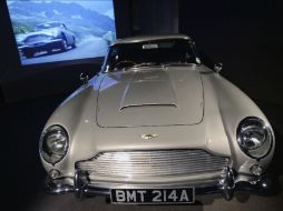 Un Austin Martin DB5 es mostrado en la exposición del agente 007, James Bond. EFE /