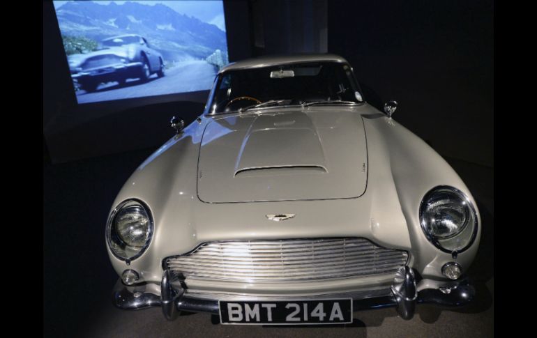 Un Austin Martin DB5 es mostrado en la exposición del agente 007, James Bond. EFE /