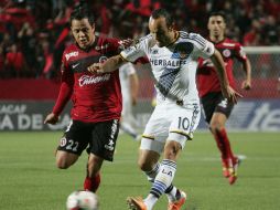 Juan Carlos Núñez de Xolos, disputa el balón con Lando Donovan de Los Ángeles Galaxy. EFE /