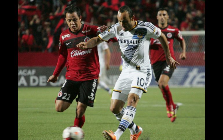 Juan Carlos Núñez de Xolos, disputa el balón con Lando Donovan de Los Ángeles Galaxy. EFE /