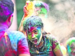 Una celebración multicolor. Miles de ciudadanos tiñen sus ropajes con colores, para la celebración de Holi. AP /