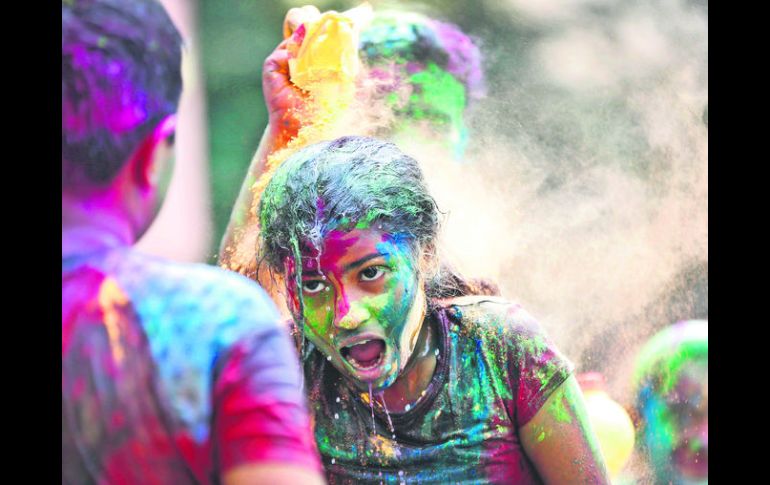 Una celebración multicolor. Miles de ciudadanos tiñen sus ropajes con colores, para la celebración de Holi. AP /