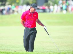 Dolor. Tiger se retiró en el hoyo 13 de la última ronda del Honda Classic por molestias en la espalda. AFP /