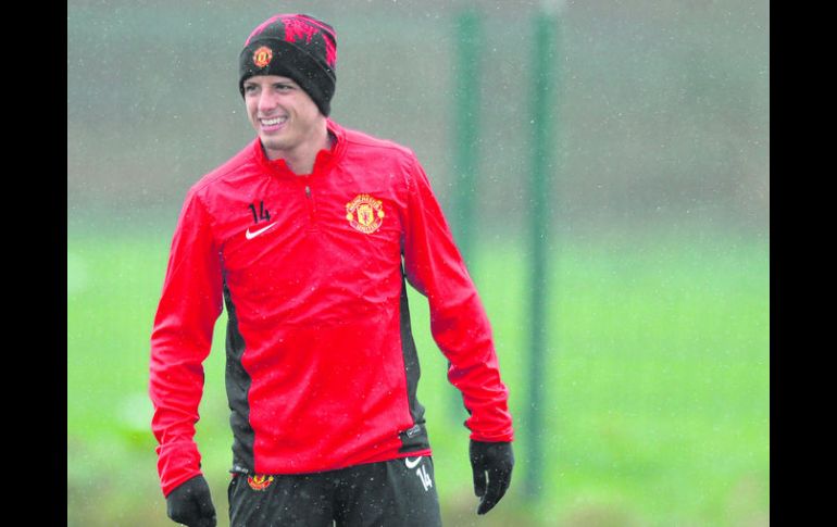 Preparado. El tapatío Javier “Chicharito” Hernández podría participar hoy en Old Trafford. AFP /