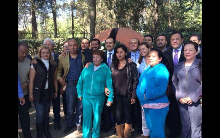 Cordero y sus simpatizantes colocan una corona de flores para Gómez Morín. Foto: ‏@obdulioA. ESPECIAL /