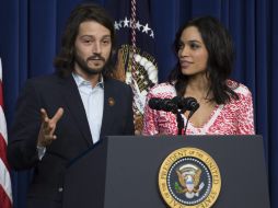 Acompañado por Rosario Dawson, el actor tomó el micrófono en Washington después de que Obama hablara. EFE /