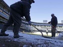 Empleados trabjaan en el U.S Cellular Field, casa de los White Sox. AP /