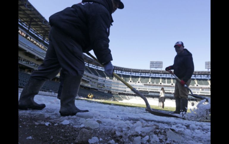 Empleados trabjaan en el U.S Cellular Field, casa de los White Sox. AP /