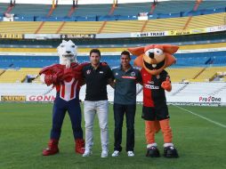 Leandro Cufré y Patricio Araujo posaron para la foto junto a las mascotas del Atlas y de las Chivas.  /