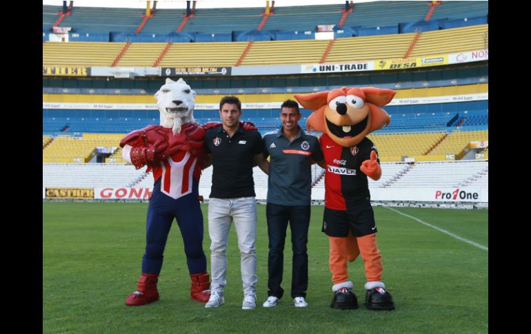 Leandro Cufré y Patricio Araujo posaron para la foto junto a las mascotas del Atlas y de las Chivas.  /