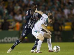 Mauro Boselli (der) batalla con la marca de los jugadores del Emelec. AP /