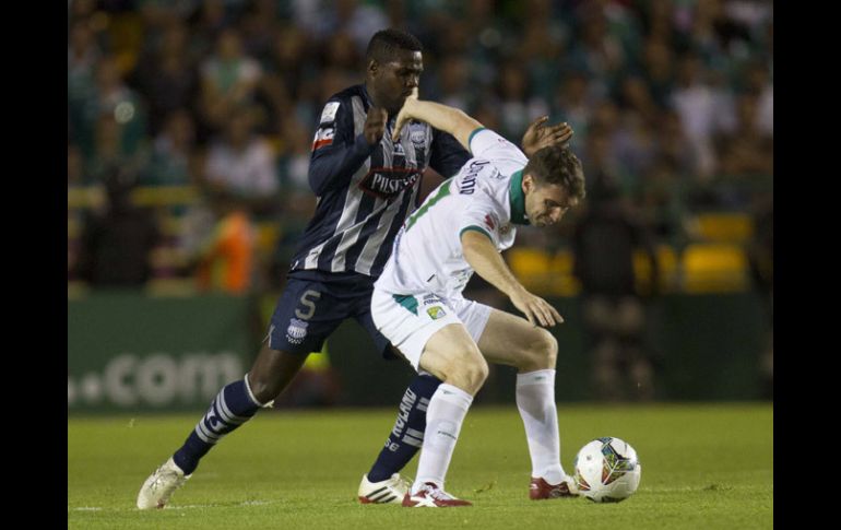 Mauro Boselli (der) batalla con la marca de los jugadores del Emelec. AP /