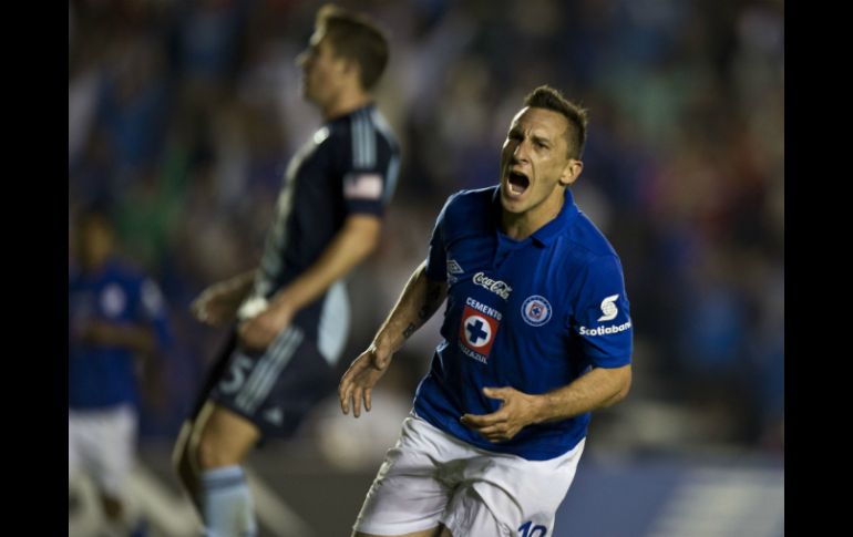 Christian Giménez completó la goleada por Cruz Azul al minuto 69. AFP /