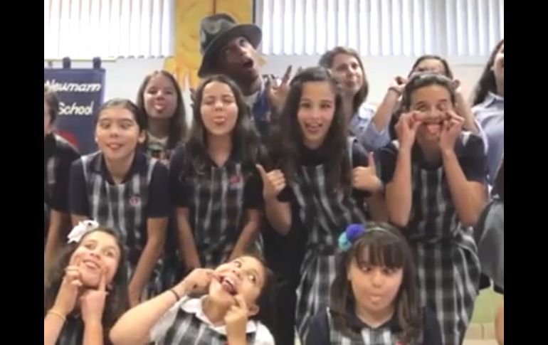 El cantante Pharrell Williams visitó una escuela como parte del proyecto a propósito del Día Internacional de la Felicidad. ESPECIAL /