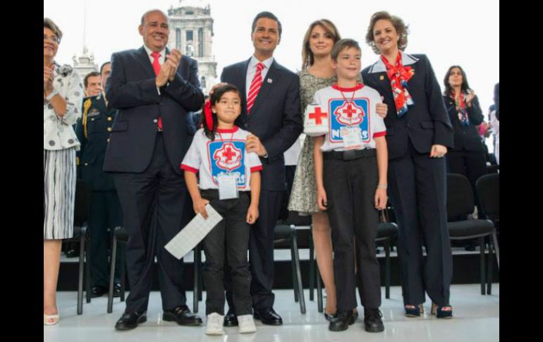 El Presidente y su esposa, durante el arranque de la Colecta Nacional 2014 de la Cruz Roja en el Zócalo. ESPECIAL /