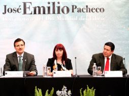 Tonatihu Bravo, rector de la UdeG y Marisol Schulz directora de la FIL, reconocieron el trabajo del ya fallecido José Emilio Pacheco. ESPECIAL /