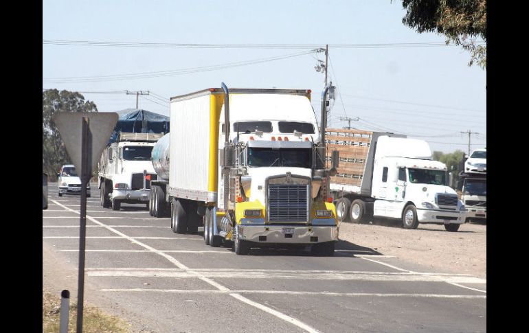 El asalto a unidades de carga se ha incrementado en Jalisco y el Estado de México, advierten. EE  /