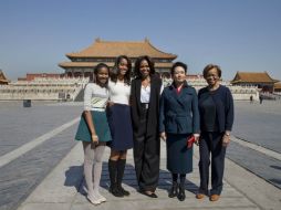 Sasha, Malia y Michelle Obama; junto a la primera dama china, Peng Liyuan y la madre de la primera dama de EU, Marian Robinson. EFE /